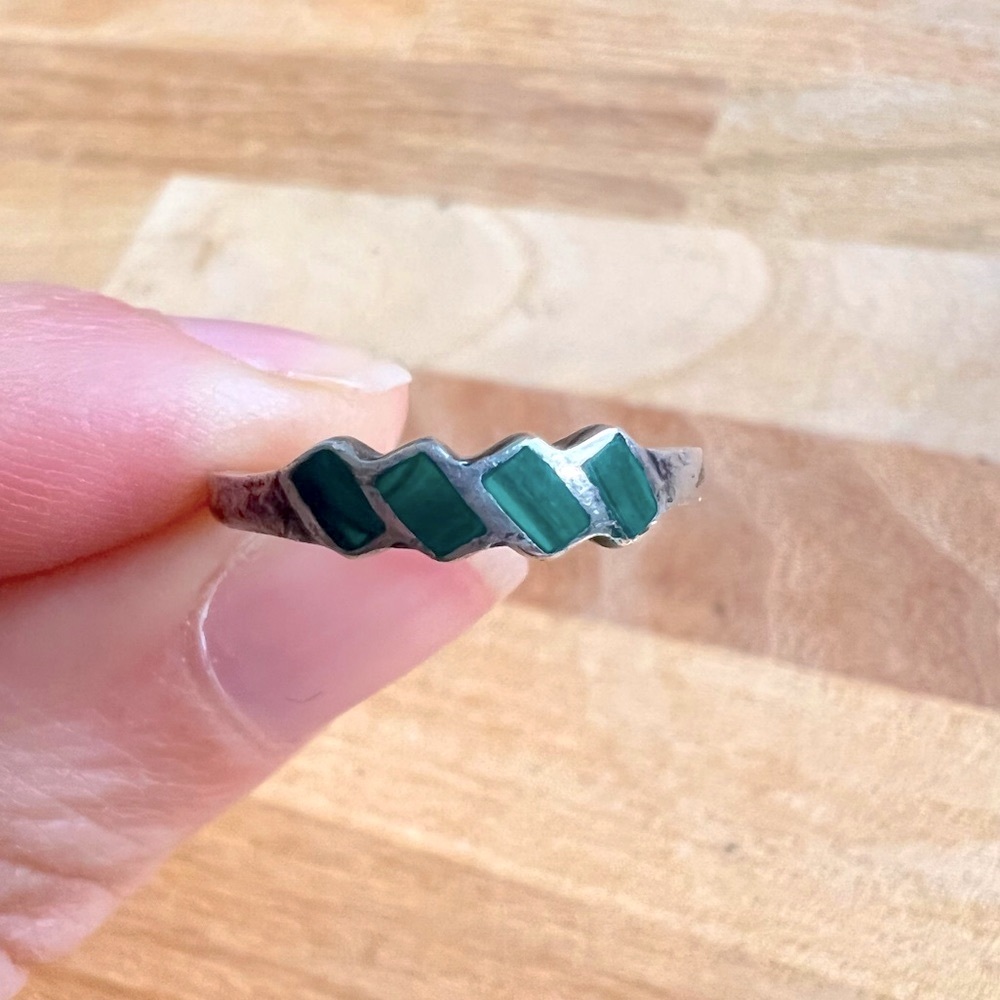 Vintage southwestern style 925 Sterling silver green gemstone ring